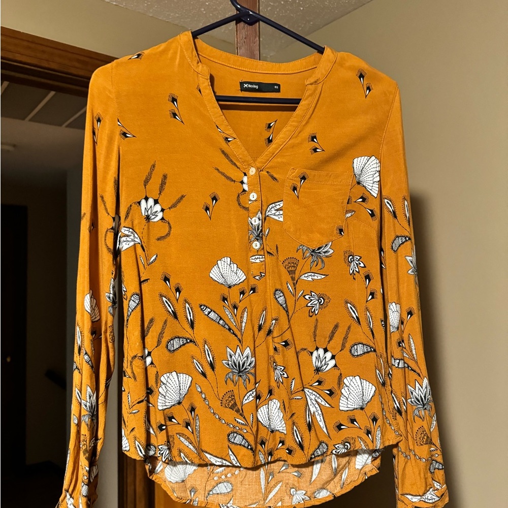 Brazilian brand Hering size small long sleeve blouse